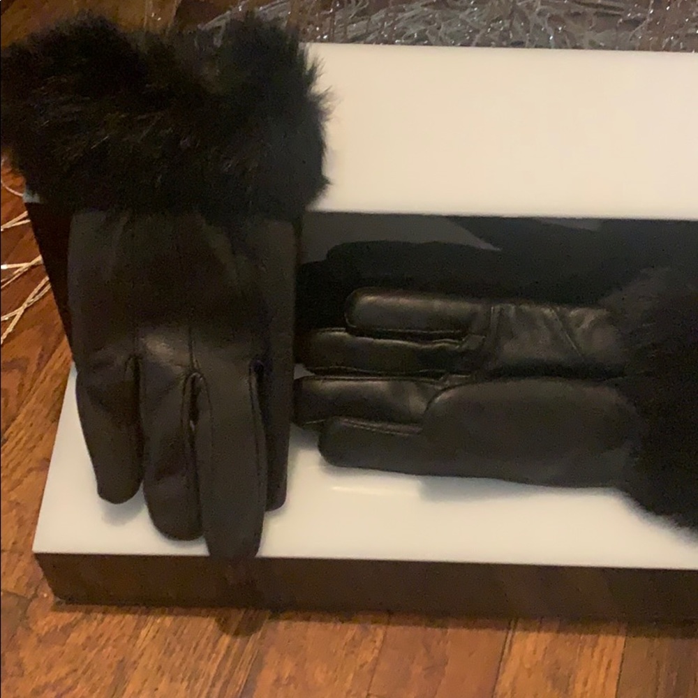 Black leather gloves mink trim